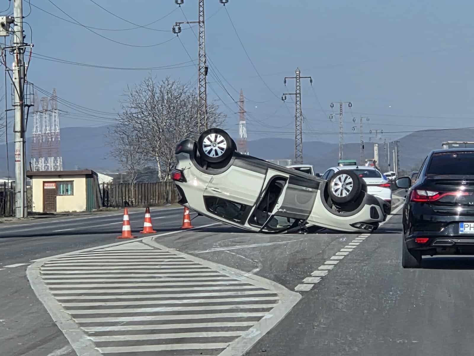 Accident pe DN1, la Băicoi. O mașină s-a răsturnat pe capotă, în mijlocul drumului