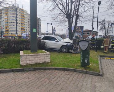Accident lângă McDonald’s Nord: o mașină s-a izbit de copac!