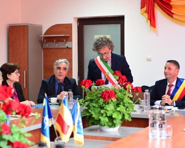 Pași concreți în dezvoltarea acordurilor de colaborare între localitățile Tomșani (Prahova) și orașul-catedrală Acerenza (Basilicata, Italia)