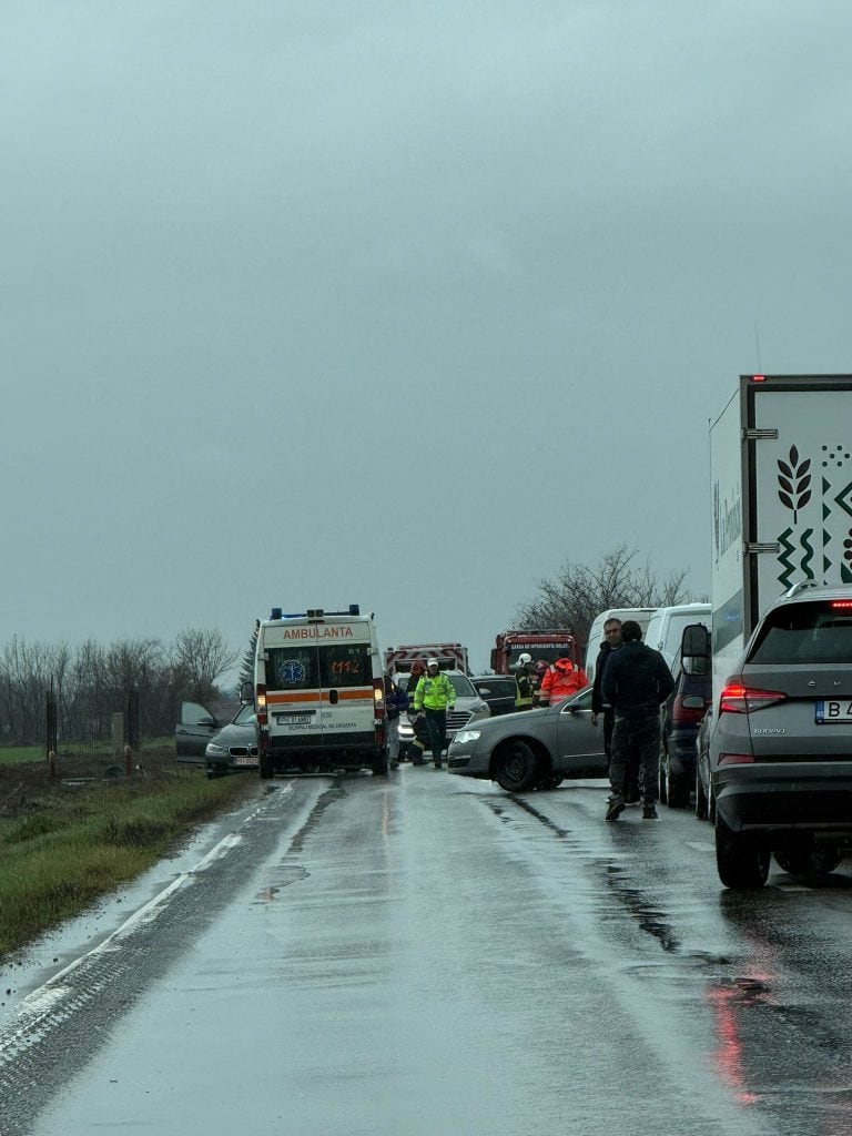 VIDEO/ Accident la Loloiasca, pe DN1 B. Trei mașini implicate, trafic blocat