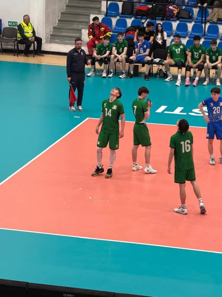 ALERTĂ LA SALA SPORTURILOR: Tencuială căzută în capul unui jucător la meciul România – Irlanda U18