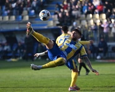 Tatăl se luptă pentru evitarea retrogradării în timp ce fiul a cucerit titlul!