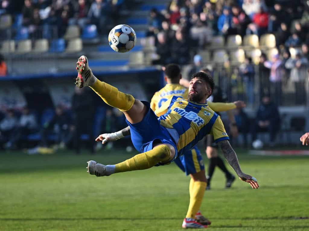 Tatăl se luptă pentru evitarea retrogradării în timp ce fiul a cucerit titlul! Tatăl se luptă pentru evitarea retrogradării în timp ce fiul a cucerit titlul!