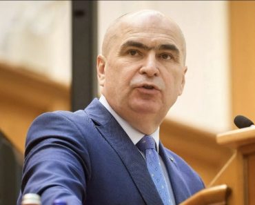 Bolojan mai dă o lovitură românilor. Cresc taxele de studiu! Cât trebuie să plătească tinerii care vor să se înscrie la Universitatea din București Bolojan mai dă o lovitură românilor. Cresc taxele de studiu! Cât trebuie să plătească tinerii care vor să se înscrie la Universitatea din București