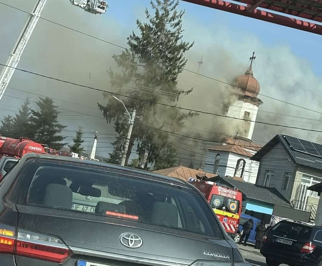 Incendiu la o biserică din Puchenii Mari. Trafic îngreunat pe DN1 spre Ploiești