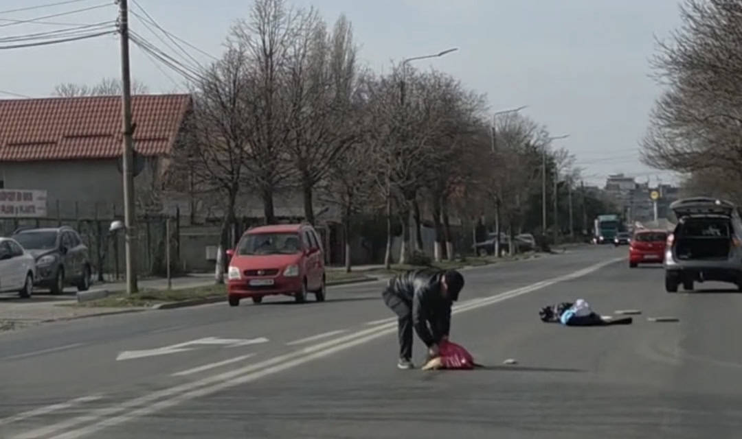 Incident în trafic, în Bereasca. Unui șofer i-au zburat sacoșele din portbagaj Incident în trafic, în Bereasca. Unui șofer i-au zburat sacoșele din portbagaj
