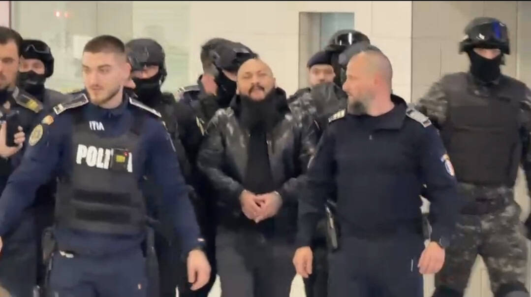 Dani și Ionuț Mocanu, în cătuşe, pe Aeroportul Otopeni. Cei doi vor face închisoare într-un dosar de tentativă de omor Dani și Ionuț Mocanu, în cătuşe, pe Aeroportul Otopeni. Cei doi vor face închisoare într-un dosar de tentativă de omor