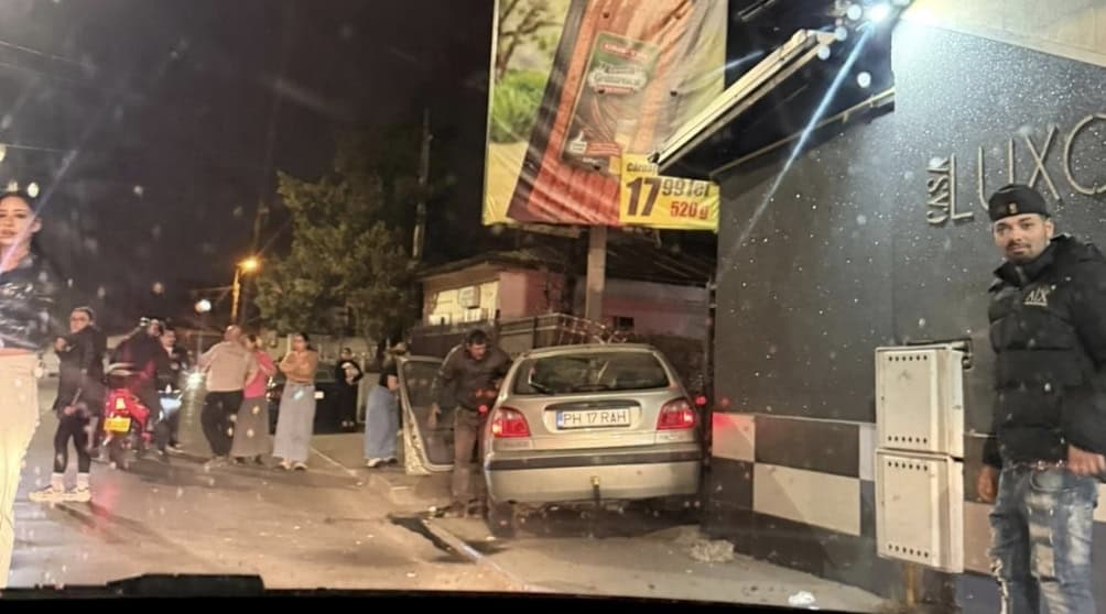 Accident în Ploiești, la Cioceanu. Un bărbat a distrus gardul unei case. Surse/ Soferul era beat și fără permis