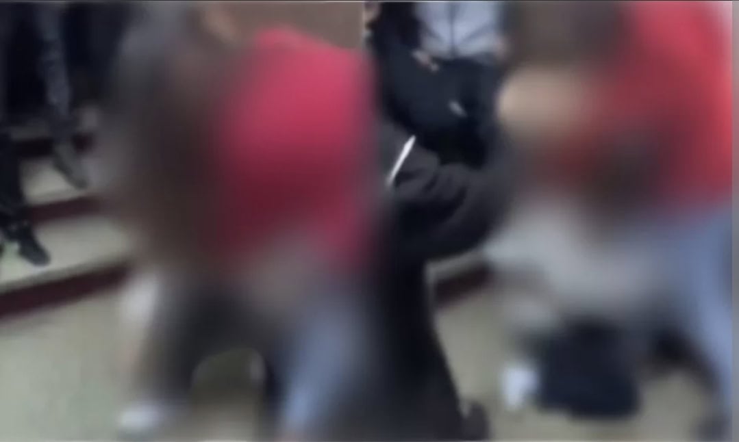 Bătaie între fete, la o școală din Colceag. O elevă de 15 ani a avut nevoie de îngrijiri medicale