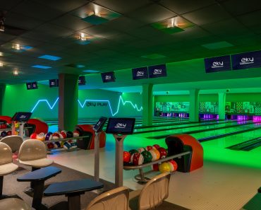 Piste noi, experiență totală – Sky Play & Lounge duce bowlingul la următorul nivel
