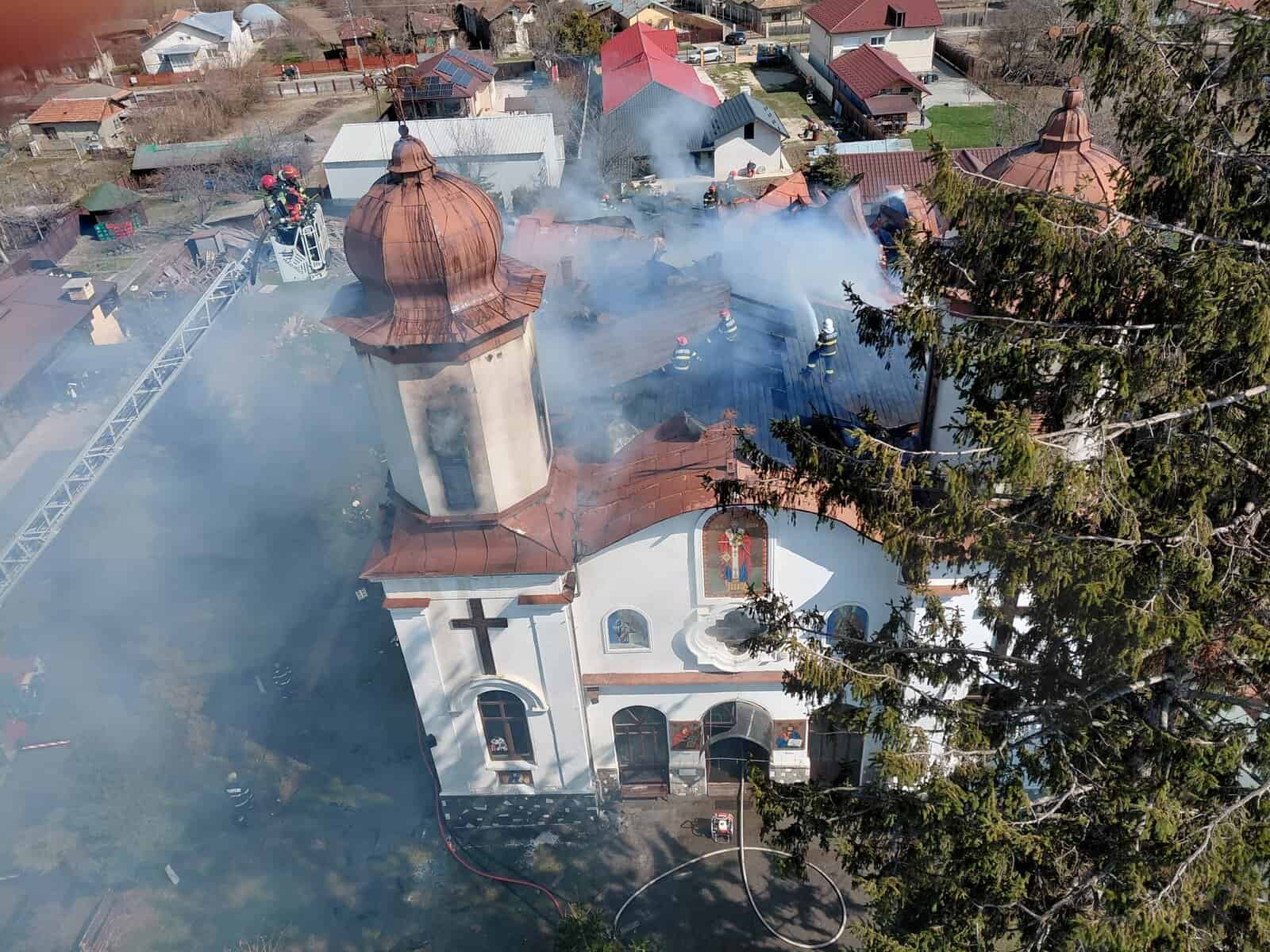 VIDEO: Noi imagini cu biserica din Puchenii Moșneni care a luat foc. Pompierii luptă de peste 3 ore cu flăcările VIDEO: Noi imagini cu biserica din Puchenii Moșneni care a luat foc. Pompierii luptă de peste 3 ore cu flăcările