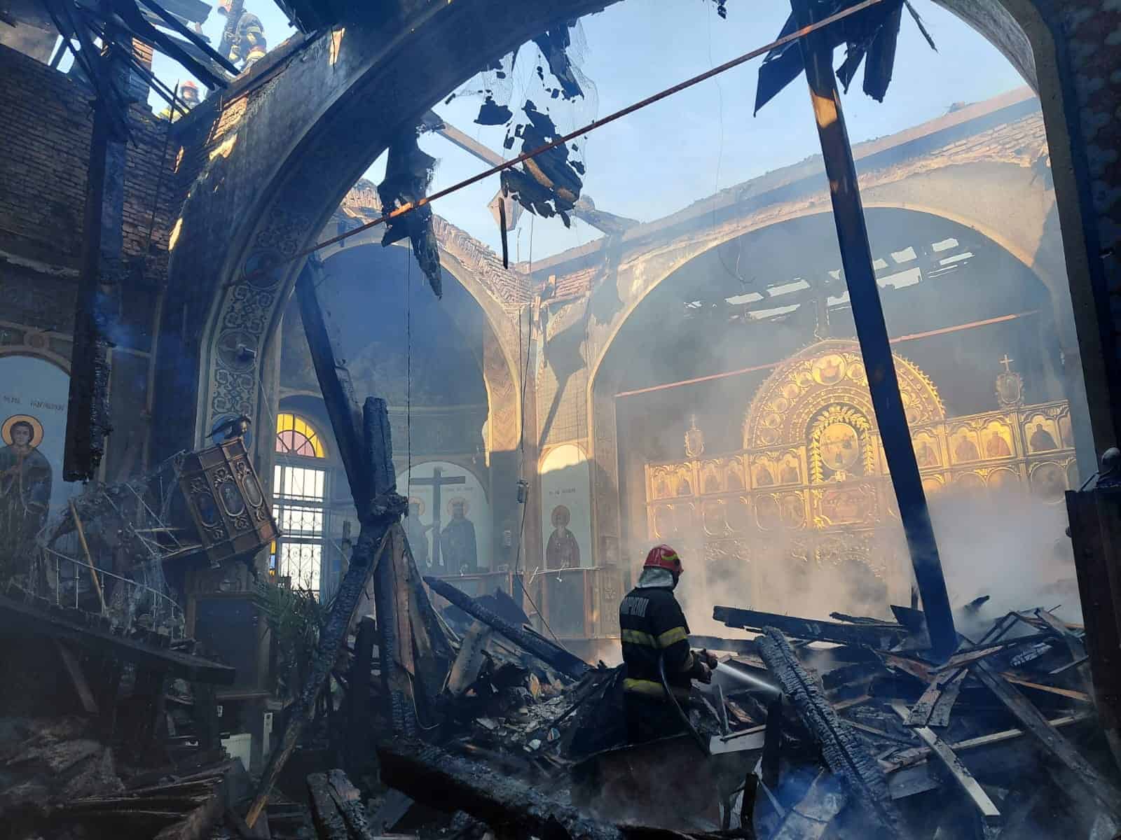 Ce a rămas din biserica de la Puchenii Moșneni. Turla principală s-a prăbușit. Cauza incendiului Ce a rămas din biserica de la Puchenii Moșneni. Turla principală s-a prăbușit. Cauza incendiului