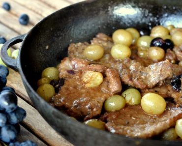 Antricot de vita cu struguri la tigaie