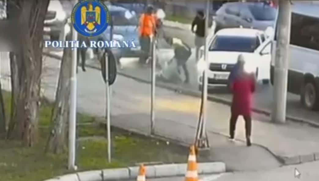 VIDEO: Taximetrist pus jos și bătut de doi adolescenți de 15 și 17 ani, în Ploiești