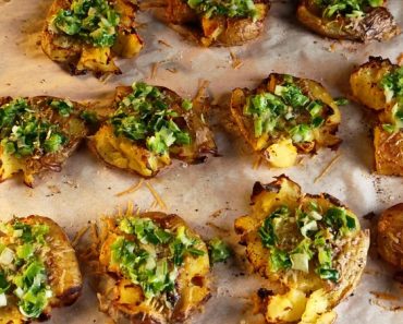 Cartofi zdrobiți, cu mujdei de usturoi verde – Rețeta simplă și savuroasă