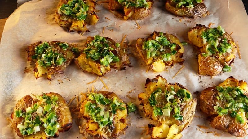 Cartofi zdrobiți, cu mujdei de usturoi verde – Rețeta simplă și savuroasă Cartofi zdrobiți, cu mujdei de usturoi verde – Rețeta simplă și savuroasă