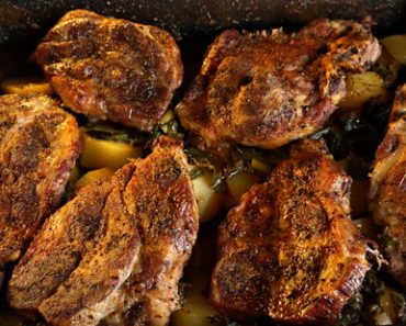 Friptură de porc cu cartofi și leurdă la cuptor – rețetă simplă și aromată Friptură de porc cu cartofi și leurdă la cuptor – rețetă simplă și aromată