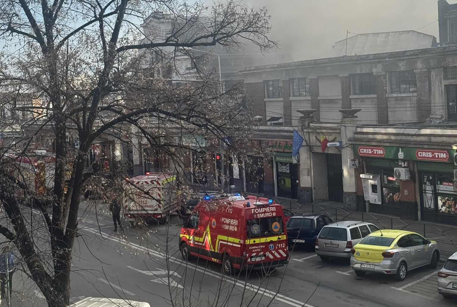 FOTO: Incendiu la Halele Centrale. O vitrină frigorifică a luat foc