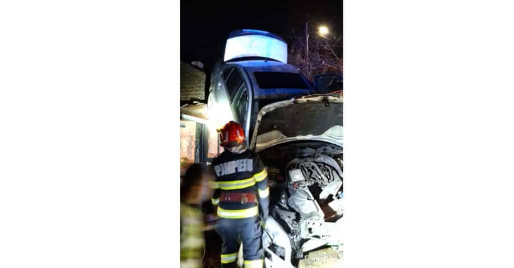 O mașină a ajuns pe acoperișul unei case, la Gornet Cricov