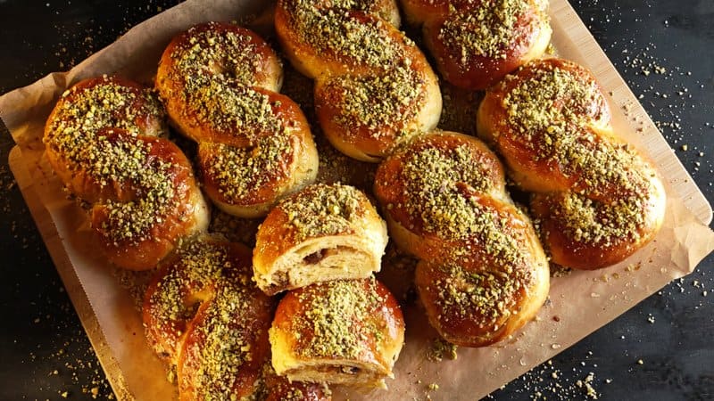 Mucenici moldovenești cu cremă de nucă și ciocolată – super pufoși și delicioși