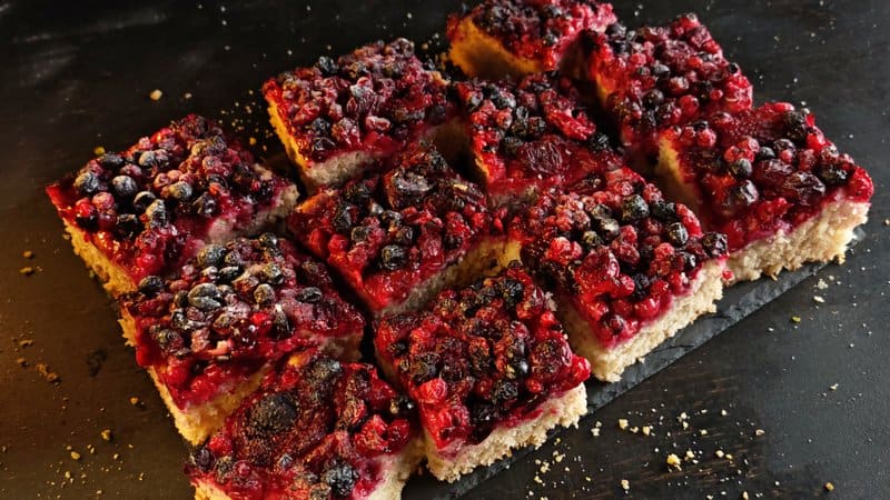 Prăjitură de post cu fructe de pădure – rețetă simplă și delicioasă