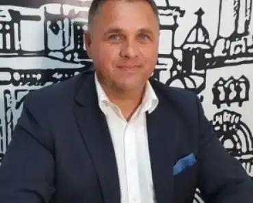 Bolojan l-a pus la volan! Primarul din Băicoi face economie conducând personal utilajele de curăţenie, după program