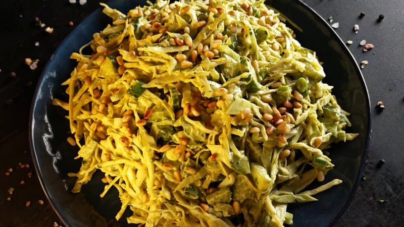 Salată de varză cu dressing de avocado – Rețeta savuroasă și sănătoasă