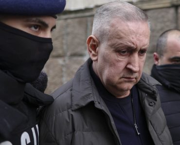 Stenograme: Șeful ARR, reținut de DNA, a fost înregistrat când își număra banii. Procurorii au găsit la el acasă 500.000 de euro