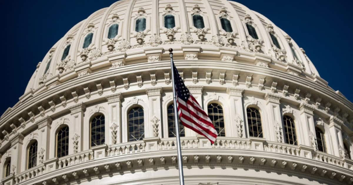 Senatori americani vor ca Trump să interzică producătorilor auto chinezi să fabrice maşini în SUA