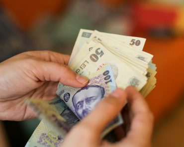 Alocațiile și indemnizațiile sociale se plătesc mai devreme în aprilie. Când intră banii potrivit ANPIS