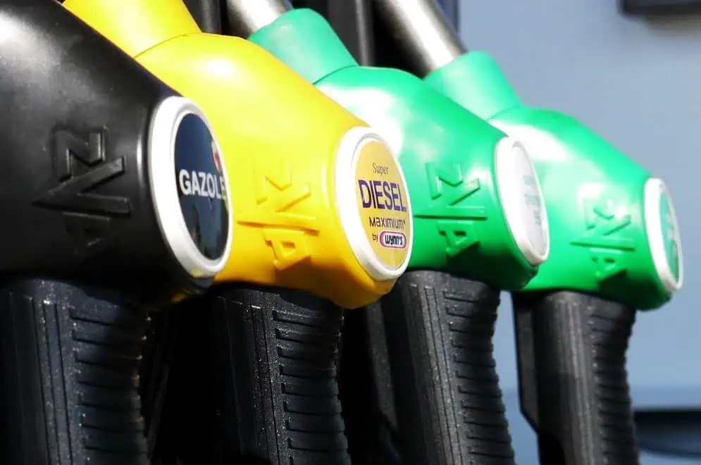 Prețul benzinei și motorinei s-a ieftinit, astăzi, la Petrom. Cum stau lucrurile la celelalte rețele de distribuție