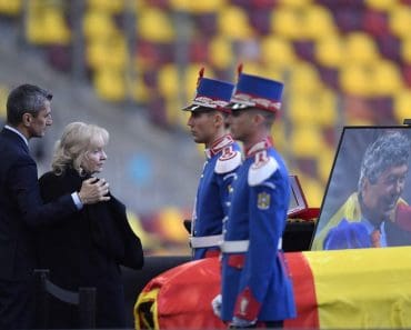 Gest incredibil pentru Răzvan Lucescu, pe stadion. Mircea Lucescu a fost onorat la fel în trecut