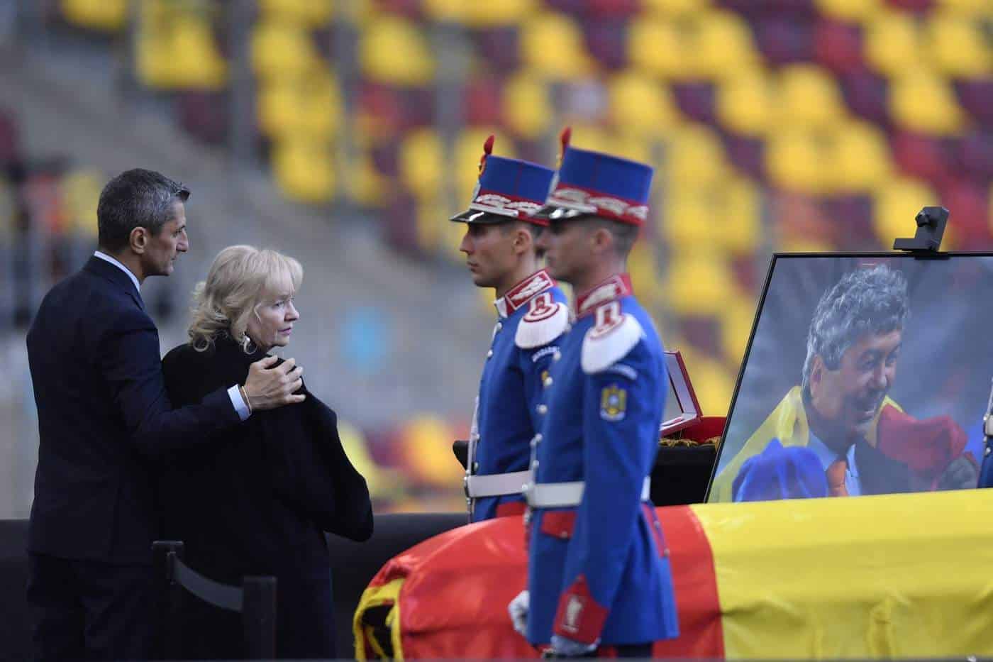 Gest incredibil pentru Răzvan Lucescu, pe stadion. Mircea Lucescu a fost onorat la fel în trecut