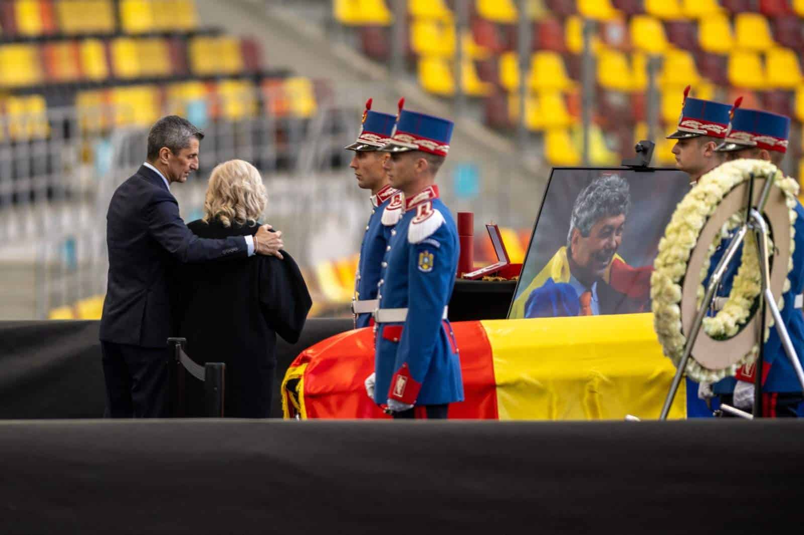 Ți se rupe sufletul! Ce gest a făcut Răzvan Lucescu în noaptea de dinaintea înmormântării