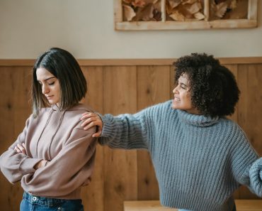 Frazele aparent inofensive care pot distruge prieteniile fără să-ți dai seama