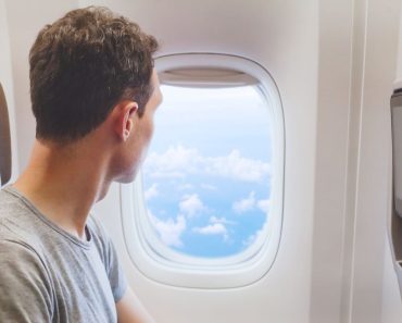 De ce pasagerii din avion sunt rugați să ridice storurile geamurilor la decolare și aterizare