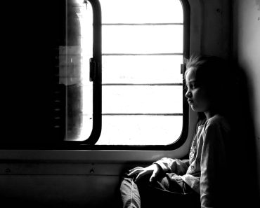 Băiat de 9 ani, ținut captiv într-o dubă și descoperit în stare critică după mai bine de un an. Cum a fost găsit de autorități