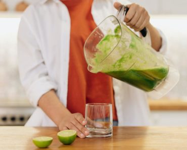 Clipe de groază în Iași. O femeie a ajuns de urgență la spital, după ce și-a prins degetul în blender