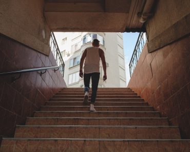 Urcatul scărilor, obiceiul banal care îți poate crește densitatea osoasă: ce spun medicii