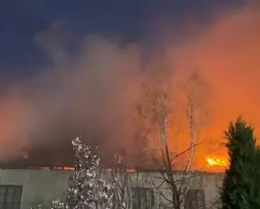 Incendiu devastator la Mănăstirea Bistriţa, în noaptea Învierii. Pompieri din trei județe au luptat cu flăcările