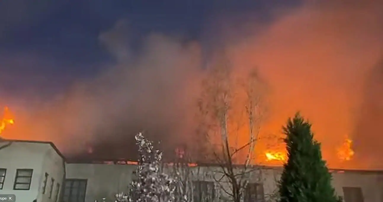 Incendiu devastator la Mănăstirea Bistriţa, în noaptea Învierii. Pompieri din trei județe au luptat cu flăcările