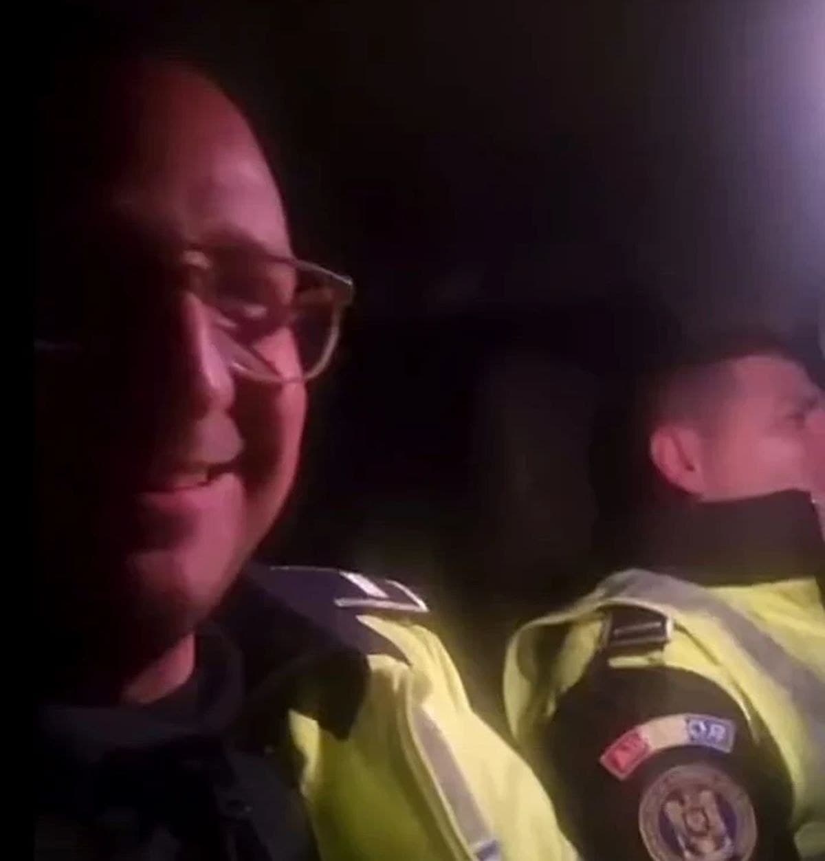Scandal în Poliție. Doi agenți fac live în autospecială în timp ce cântă manele: „Să sară permisele!”