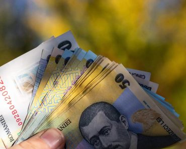 Se dau bani de la stat începând din mai 2026! Cine poate primi lunar suma de 925 lei