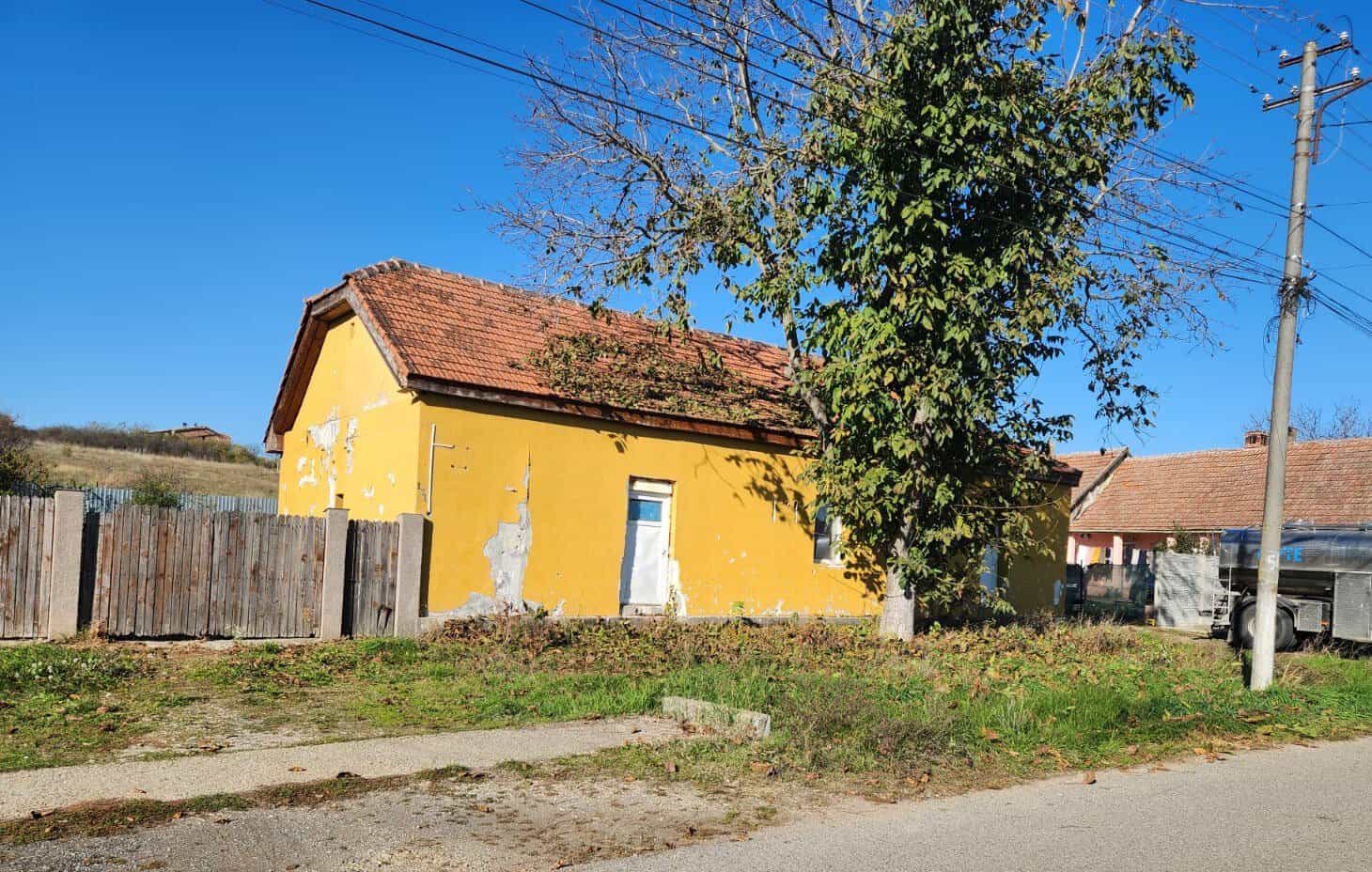 ANAF scoate la licitație o casă veche și un teren de peste 4.000 mp. Care este prețul de pornire