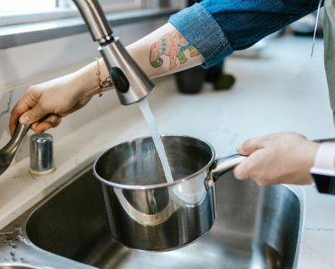 Motivul pentru care nu trebuie să folosești niciodată apă fierbinte la gătit. Poate cauza probleme de sănătate