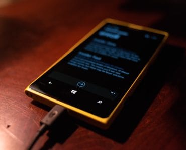 Cum îți strici telefonul fără să știi, cu un obicei banal legat de încărcarea bateriei