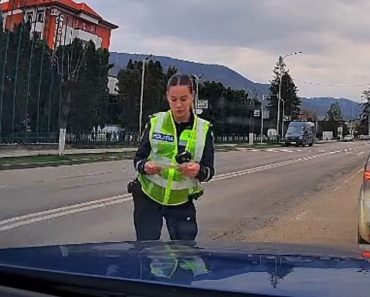 Ce a pățit polițista din Târgu Ocna filmată când s-a enervat pe un șofer nevinovat: „Trusă, stingător, triunghi aveți?”