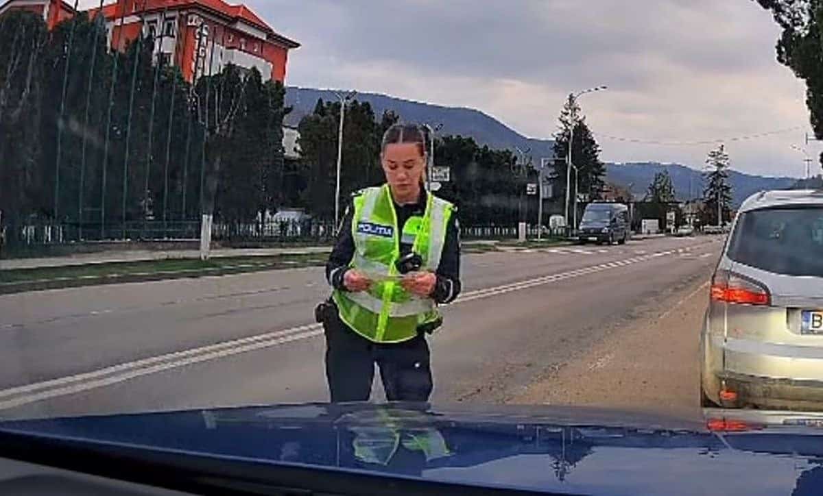 Ce a pățit polițista din Târgu Ocna filmată când s-a enervat pe un șofer nevinovat: „Trusă, stingător, triunghi aveți?”