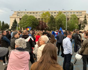 Premierul Ilie Bolojan le-a mulțumit celor care au manifestat în fața Guvernului