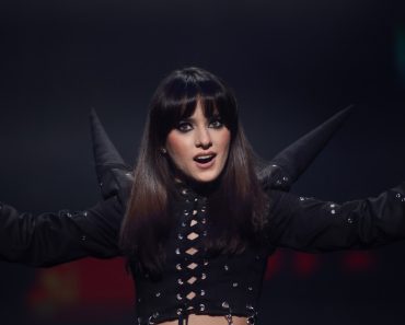 După criticile privind piesa României pentru Eurovision, Alexandra Căpitănescu a lansat o nouă versiune a melodiei „Choke Me”